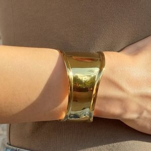 Forma Pura gold-plated minimalist bracelet by Calvéra with pure geometric design