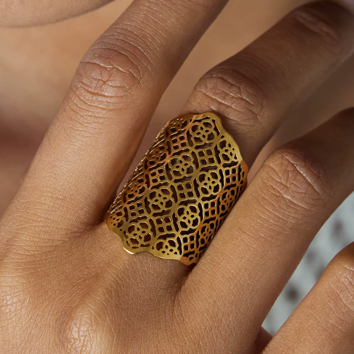 Gold arabesque ring stainless steel intricate pattern elegant women jewelry Calvera Anello Arabesque
