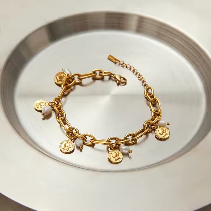An elegant 'Ancient Charm' gold bracelet, merging refined Eastern taste with enduring Italian PVD gold quality.