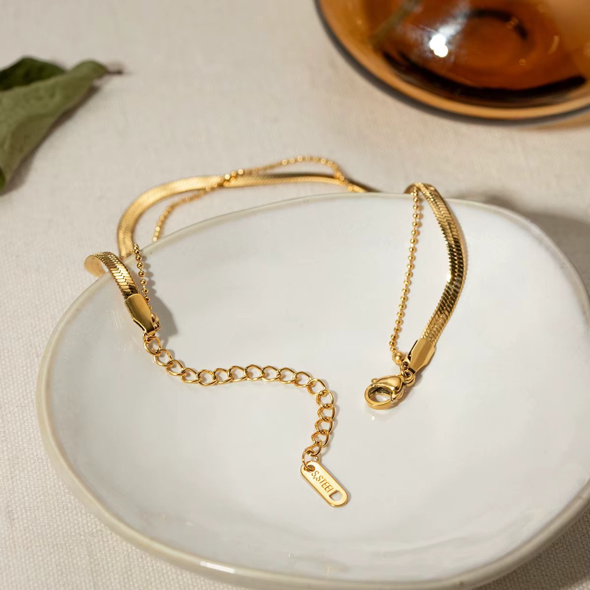 Elegant waterproof gold anklet with interlocking chain links – Calvéra Jewelry