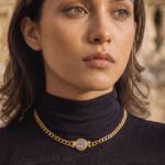 Eterna Eleganza Necklace worn by model with smooth gold necklace design