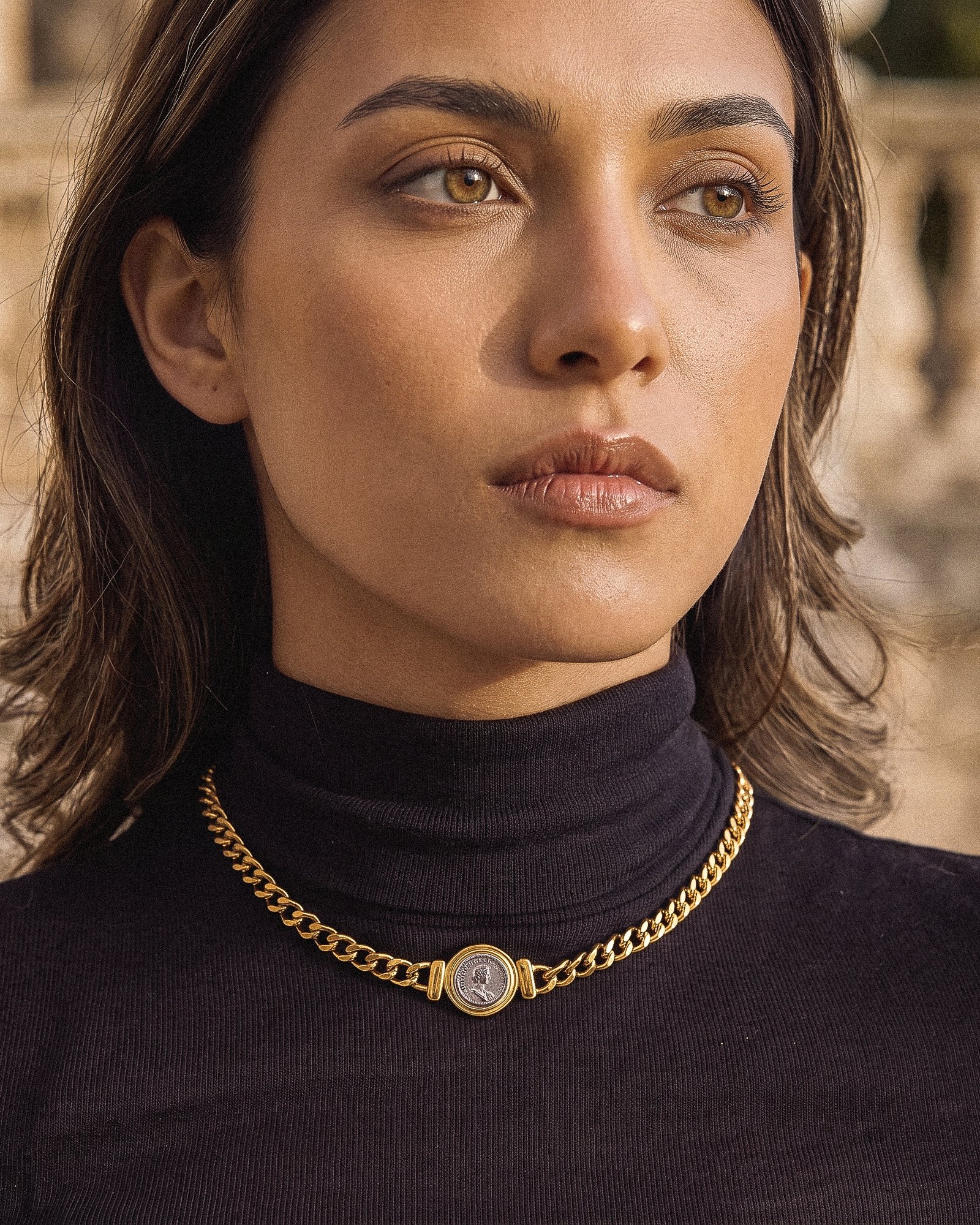 Eterna Eleganza Necklace worn by model with smooth gold necklace design
