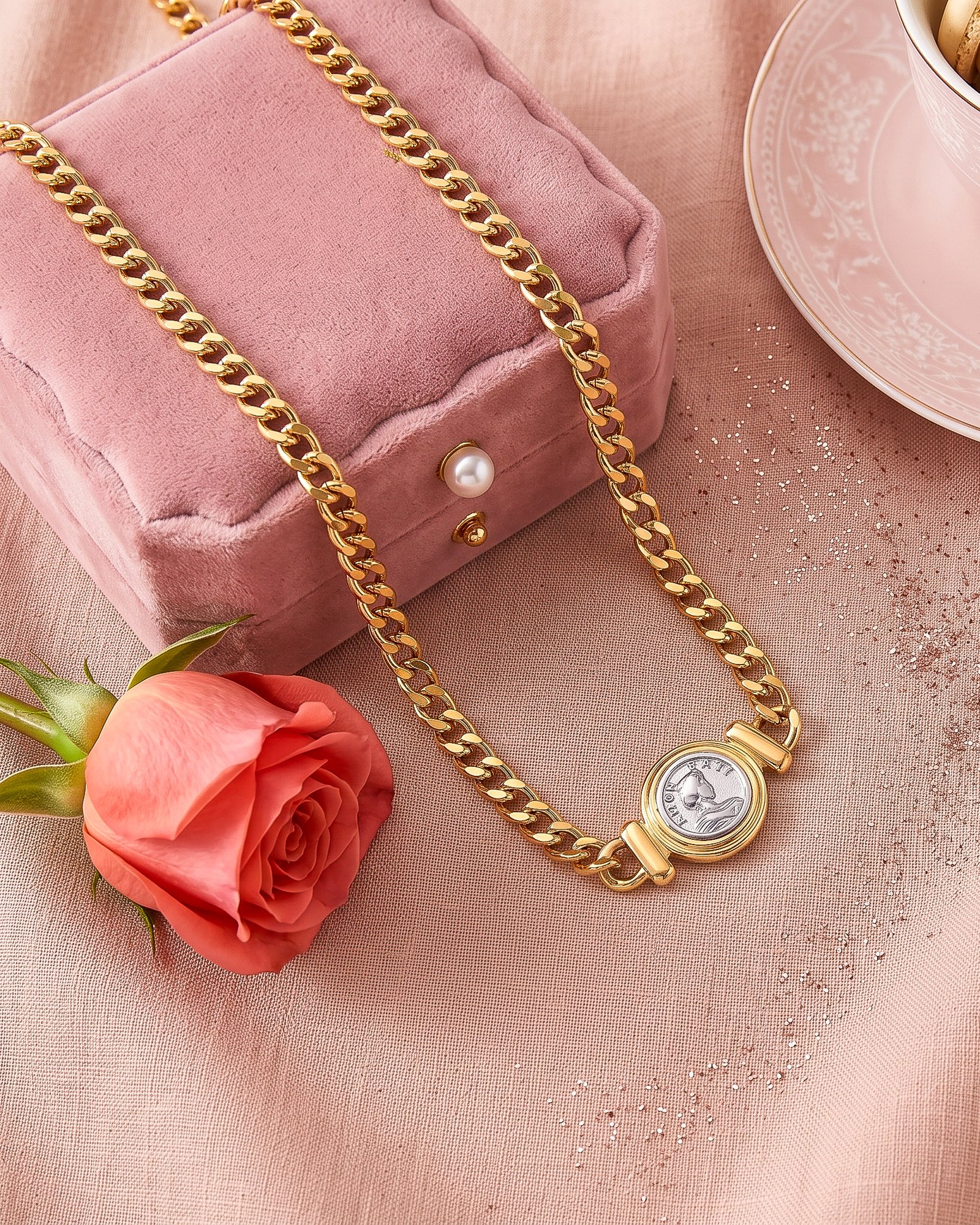 Eterna Eleganza Necklace styled product image with smooth gold necklace silhouette