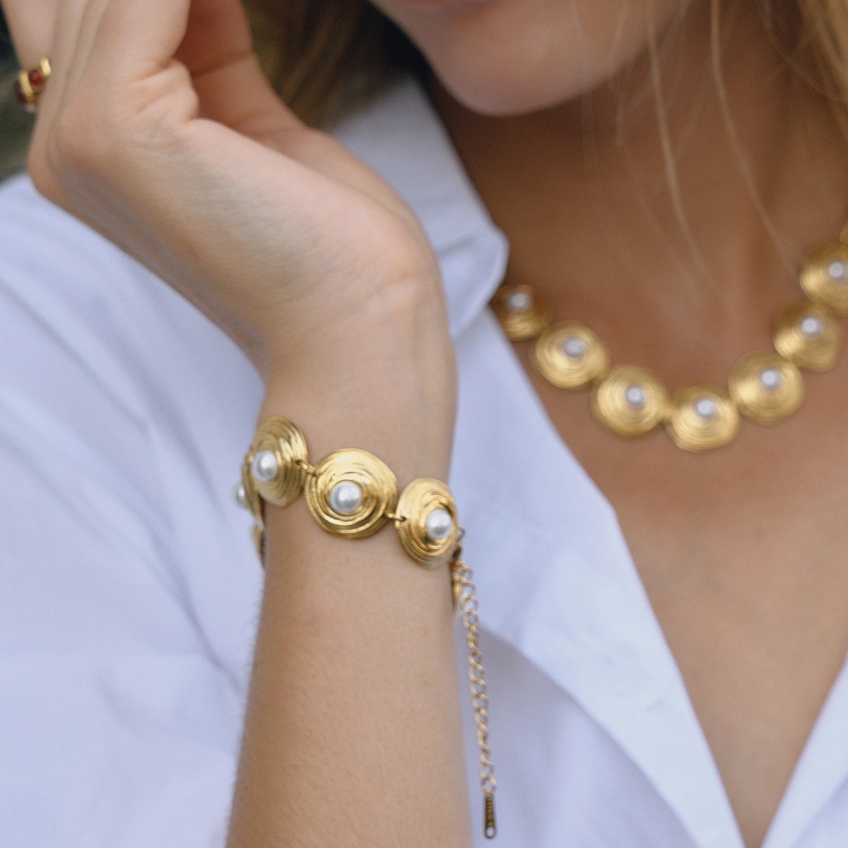 Conchiglia Perla Set featuring Bracciale Conchiglia Viva and Perle di Conchiglia Necklace by Calvéra