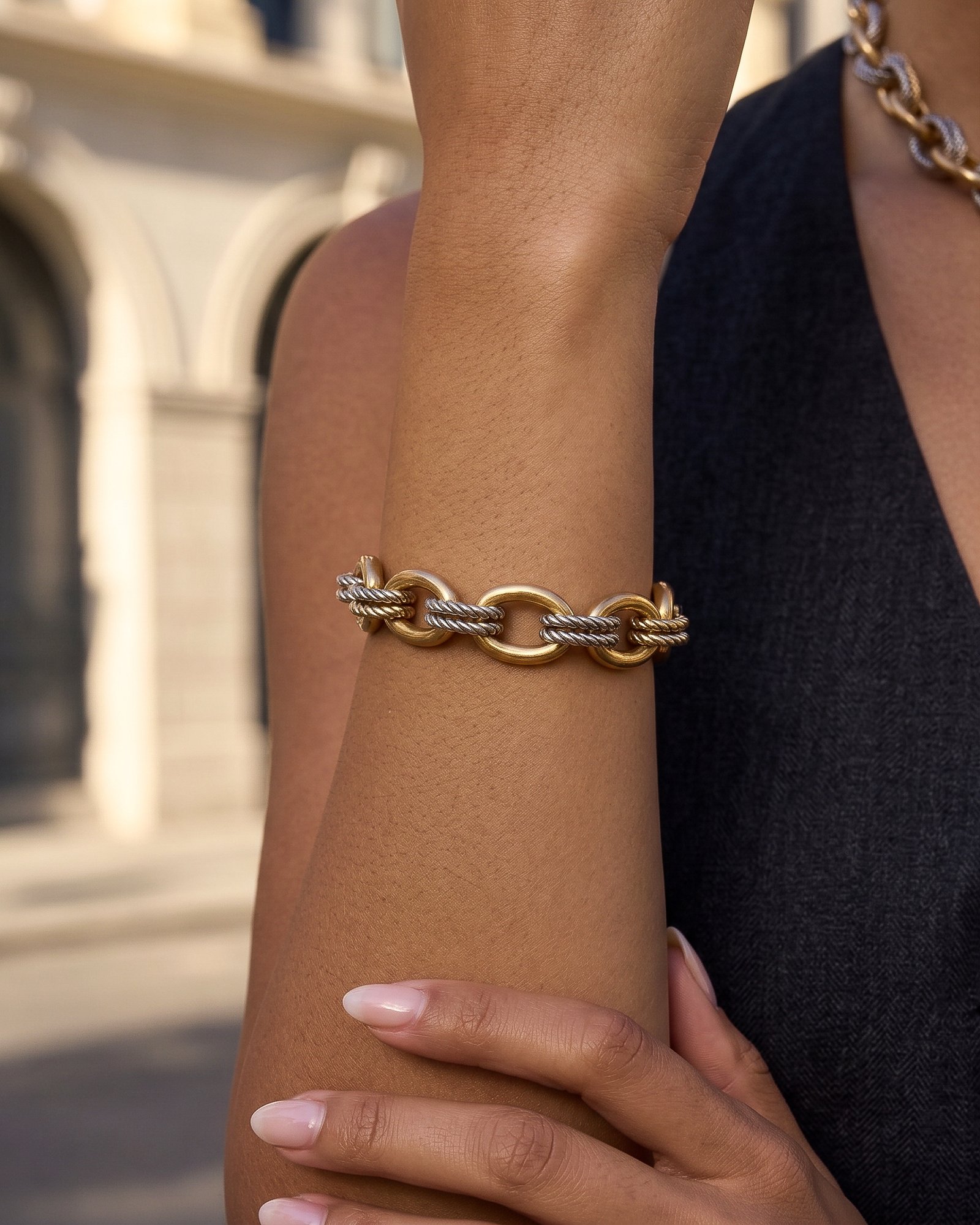Bracciale Regia Trama bracelet on model showing the gold and silver-toned ring pattern