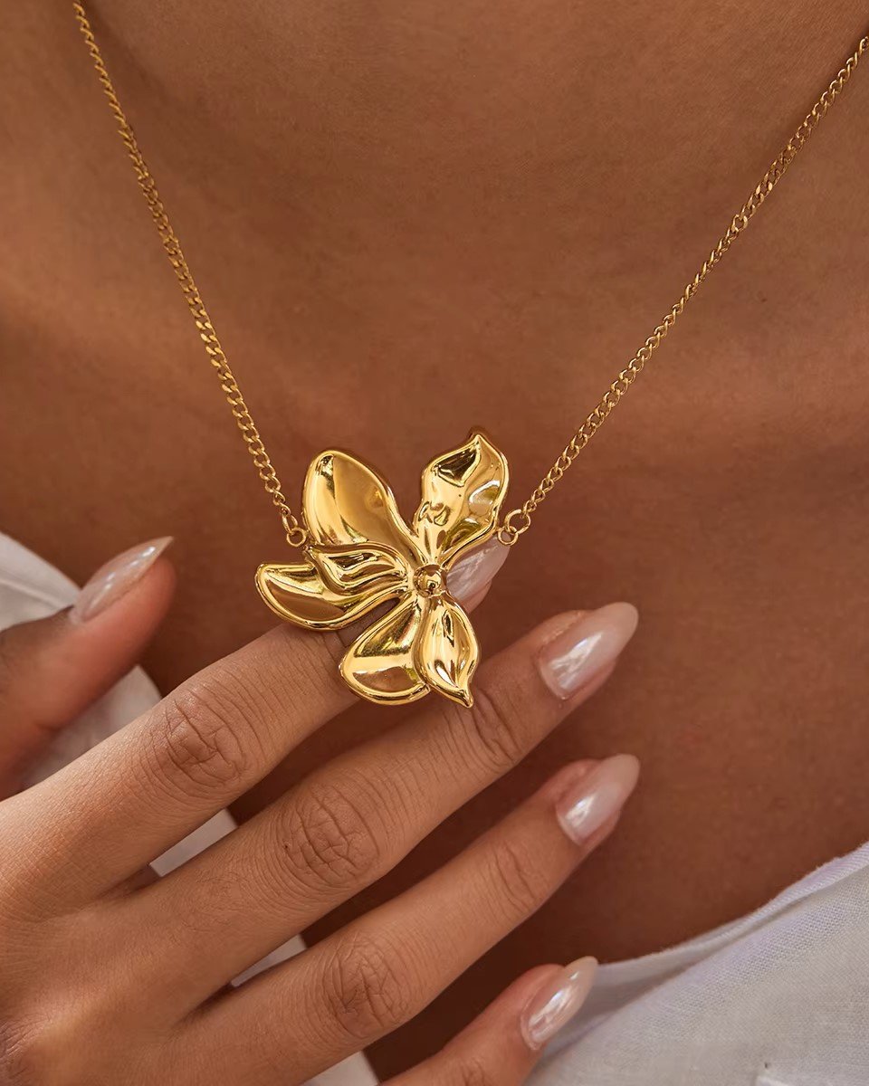 Petalia Lucente Necklace