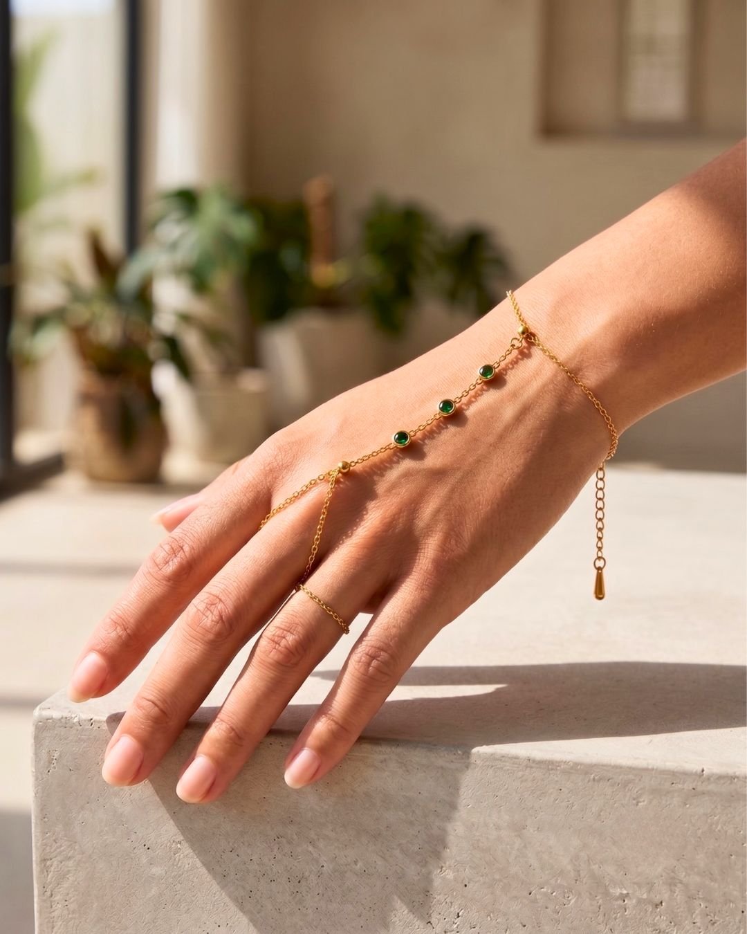 Linea Smeraldo Hand Chain